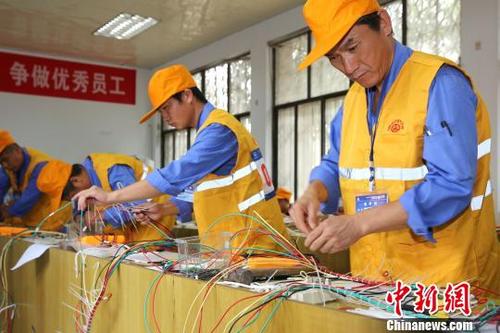 杨东 摄   8月23日,一场铁路信号职业技能大赛在中铁武汉电气化局襄阳